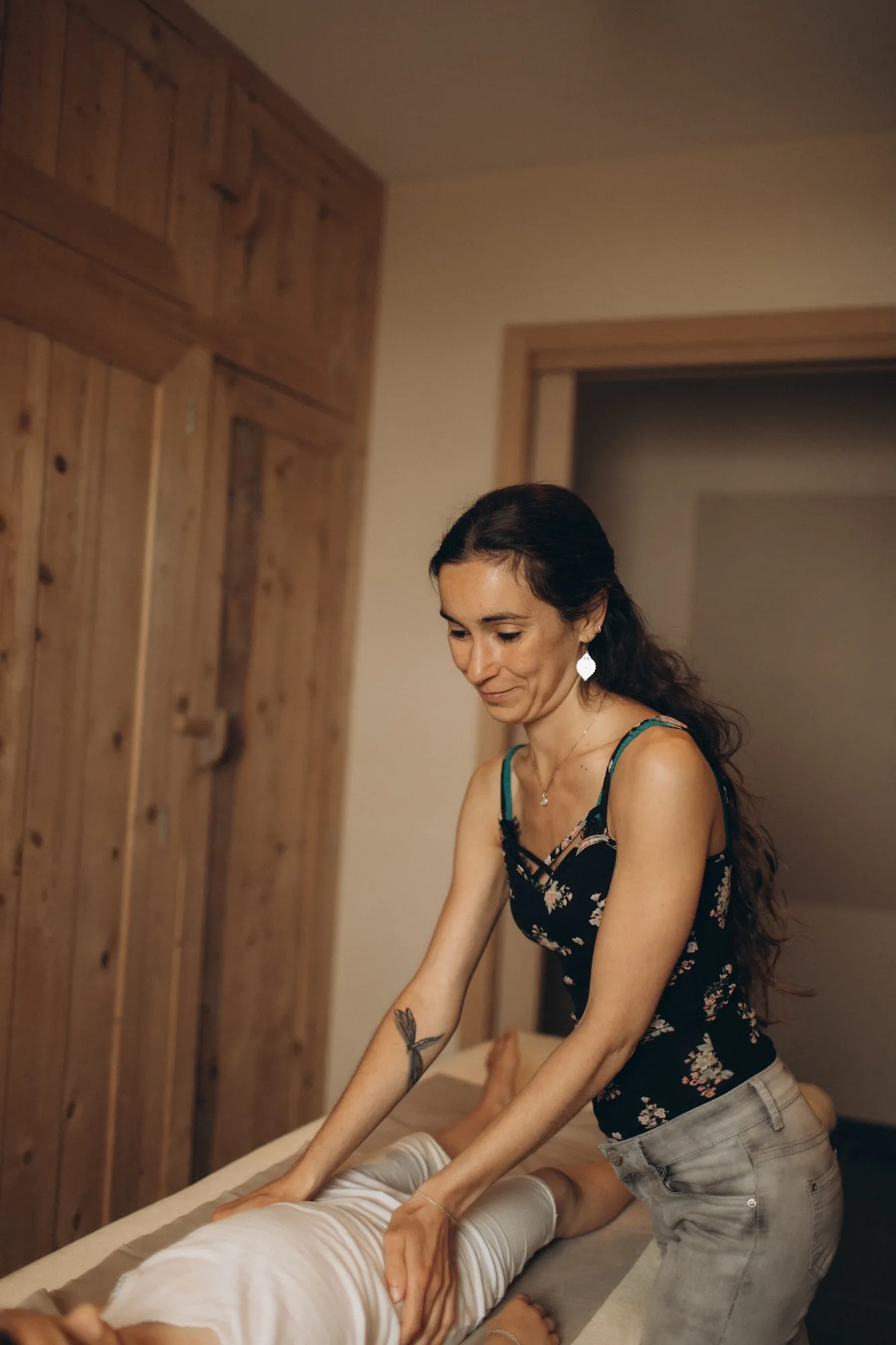 Photo of Steffie practicing osteopathy on a child patient