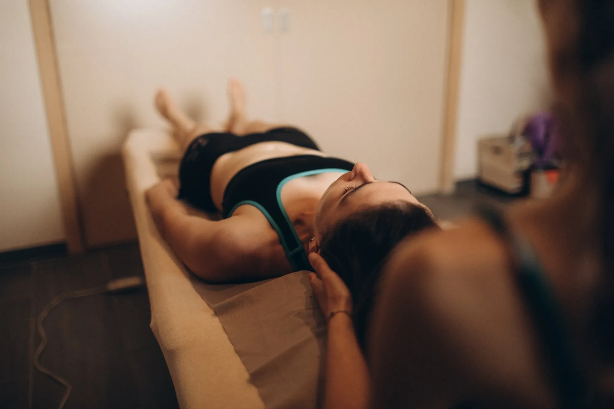 Photo de Steffie en séance d'ostéopathie à pratiquer sur un patient